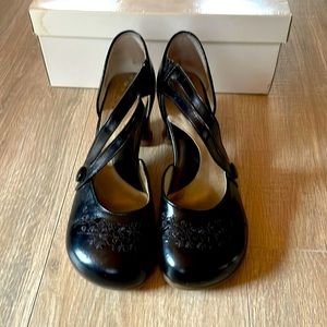 Fluevog Operettas Viardot in Black. Size 8.5!